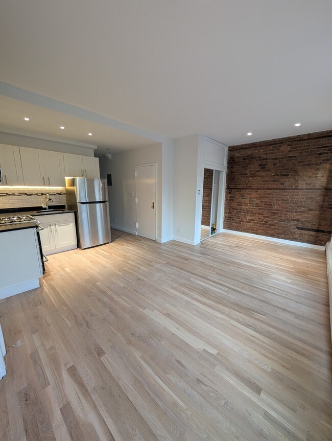 Building Photo - 161 Gates Ave