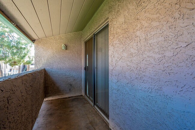 Building Photo - Ready to Move In - Two Bedrooms!