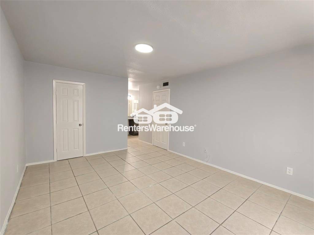 Building Photo - 8034 Antoine Dr