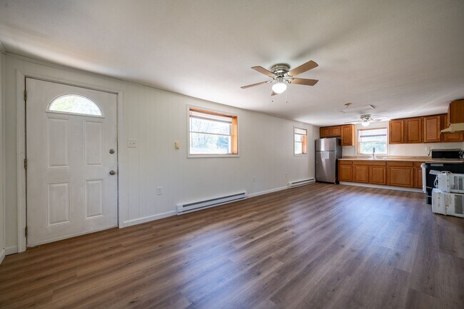Building Photo - Updated 2 bedroom 1 bath in Fairlawn VA