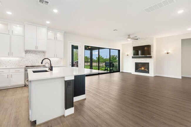 Building Photo - 504 Tomichi Trl