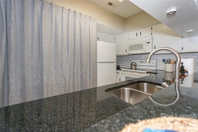 Building Photo - 20105 Henderson Rd