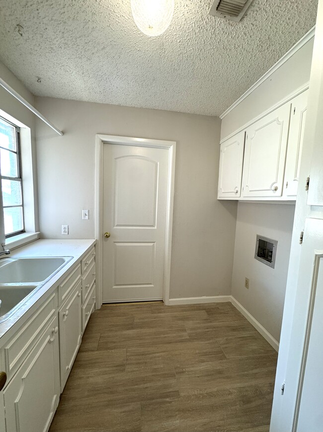 Building Photo - 2405 Stutz Pl