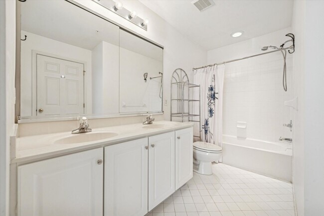 Building Photo - Avaible now, 3B/2.5B Townhome in Whiteland Woods!