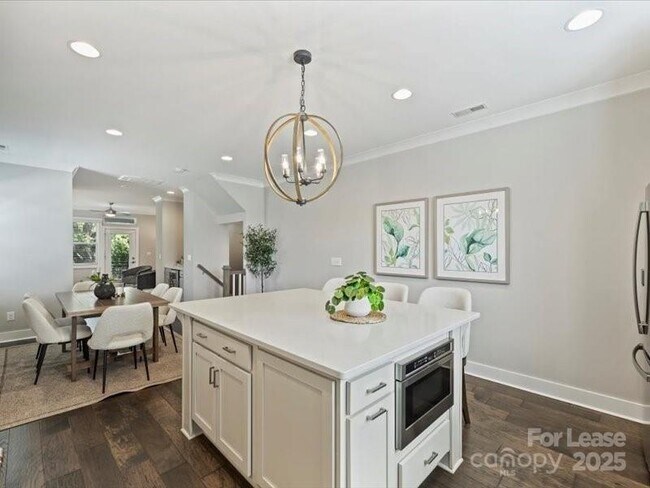 Building Photo - 1615 Chatham Ave