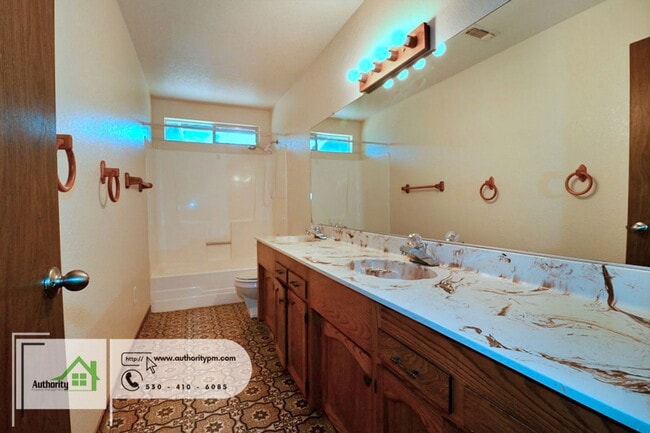 Building Photo - 160 Woodcliff Dr