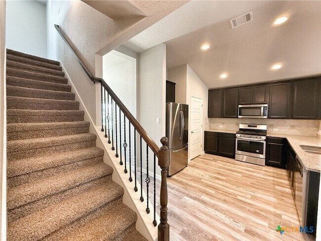 Building Photo - 8819 Straight Oaks