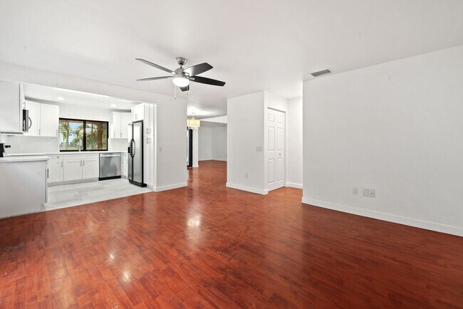 Building Photo - Stunning 4 Bed + Den | 3 Bath Waterfront Home – Miami, FL 33175