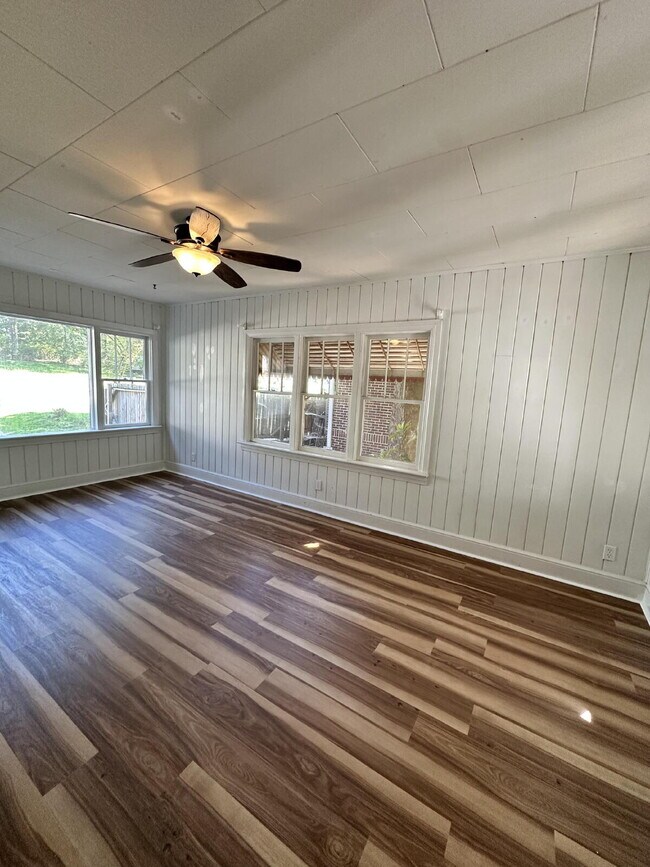Building Photo - Charming 3 bed/1 bath in the city!