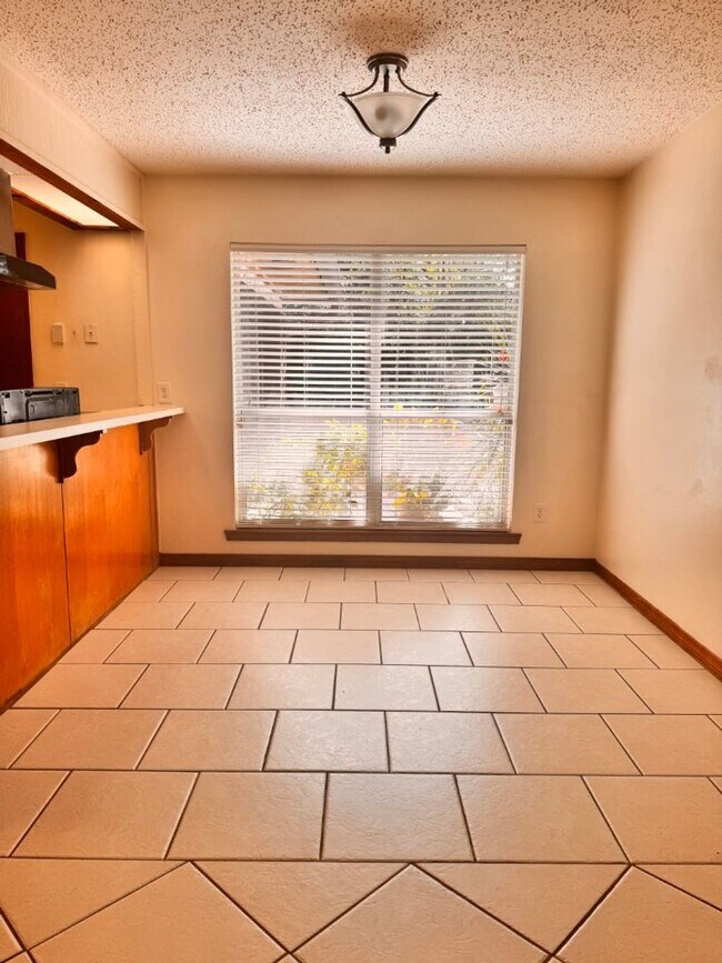 Building Photo - RENTAL