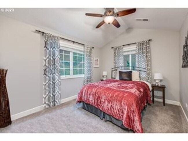 Building Photo - Stunning 5 bedroom home in desirable SW PDX now available for long term lease!