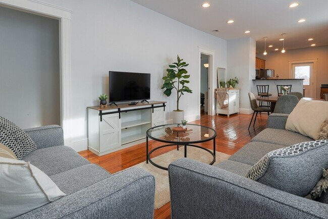 Building Photo - 7 Treadway Rd