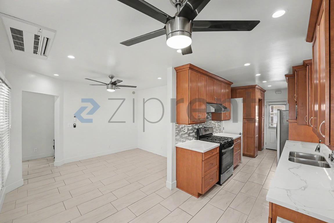 Building Photo - Unit