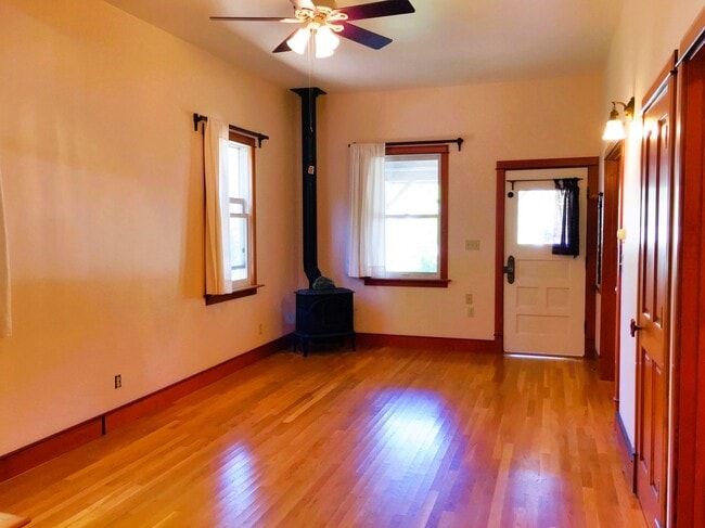 Building Photo - 515 G St