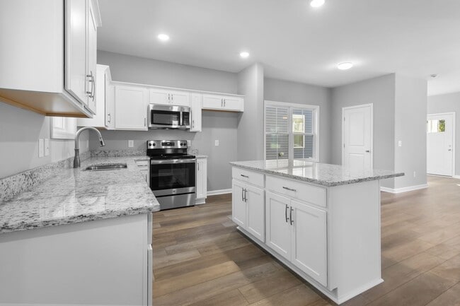 Building Photo - Close to Downtown! Home with 3 Bedrooms an...
