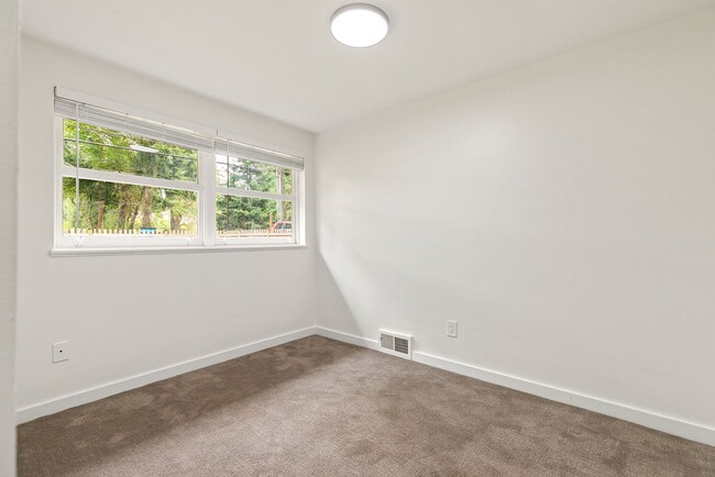 Building Photo - 3 bedroom 1.75 bath House