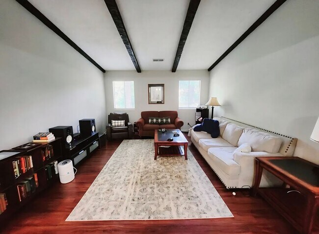 Building Photo - North Columbus 3 Bedrooms 2 Bath Garage
