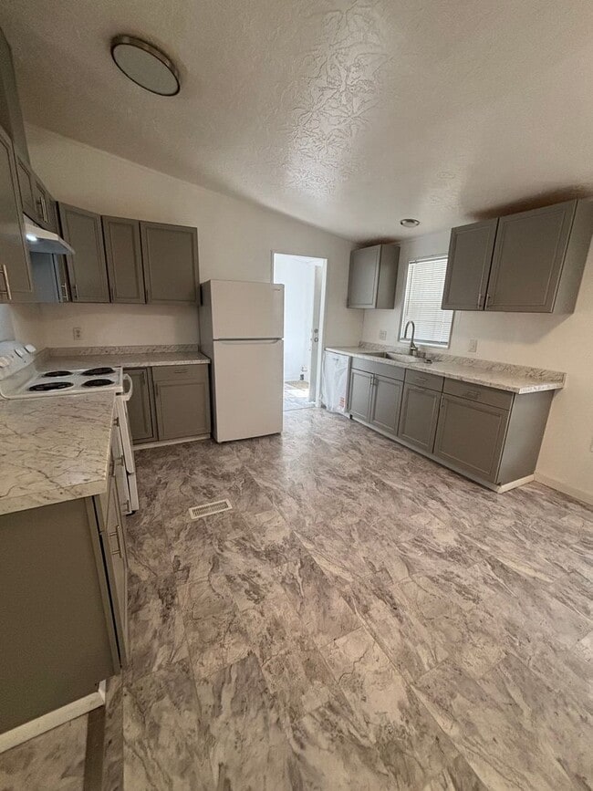 Building Photo - Fully upgraded and remodeled. Coming Soon!