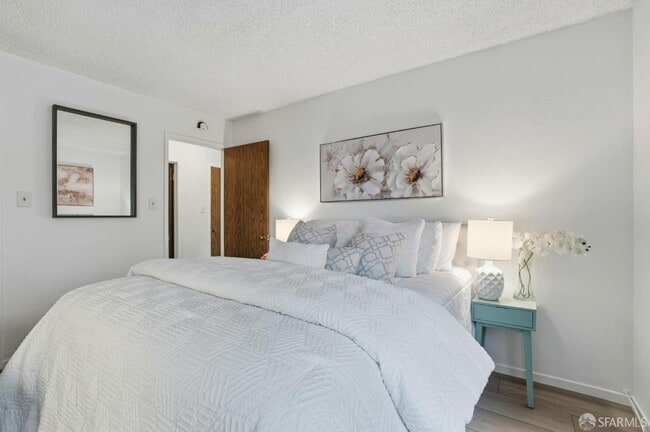 Building Photo - 101 Piccadilly Pl