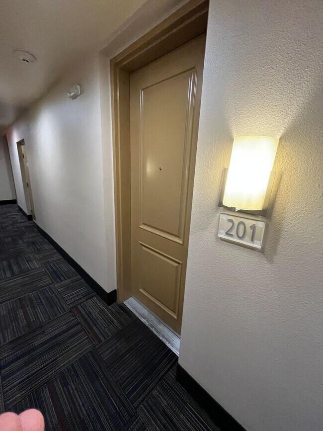 Building Photo - 1 bed, 1 bath condo in guard gated community!