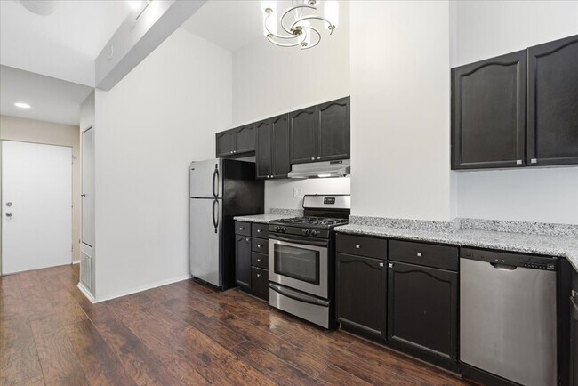 Building Photo - 2600 N Southport Ave