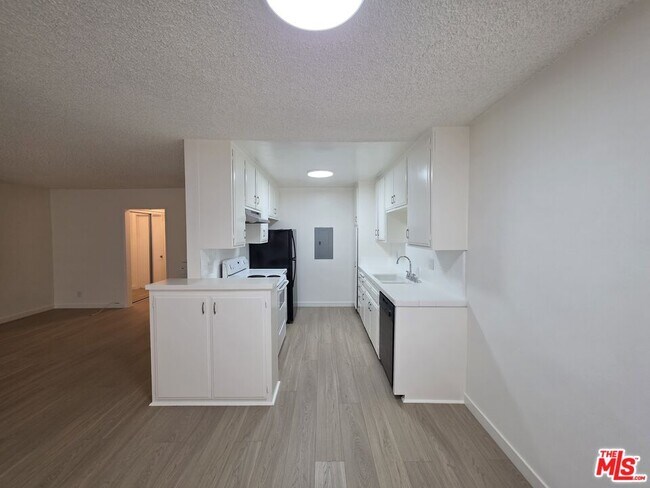 Building Photo - 10815 Rose Ave