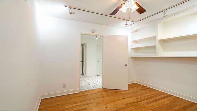 Building Photo - Luxury Penthouse Newly Renovated 1 Bed + Den Condo