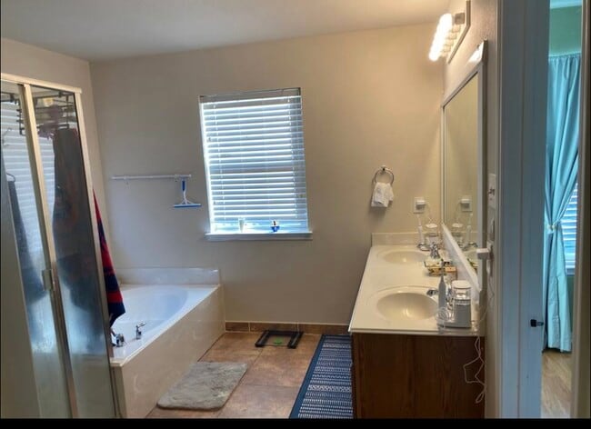 Building Photo - 1505 Hill Lockwoods Dr