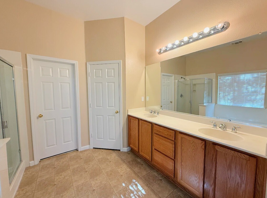 Building Photo - 405 Hearst Dr
