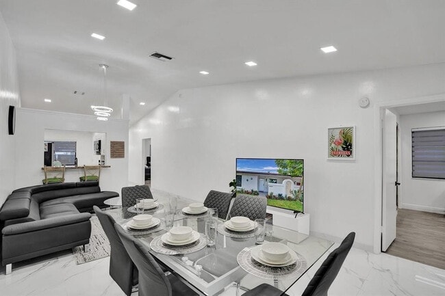 Building Photo - 5434 SW 25th Ave