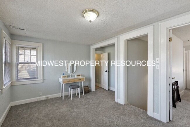 Building Photo - Historic Home in Downtown Lee's Summit