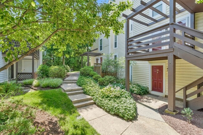 Building Photo - Bright & Cheery 2 BR 2 Bath Unit Available...