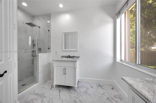 Building Photo - 16000 SW 91st Ct