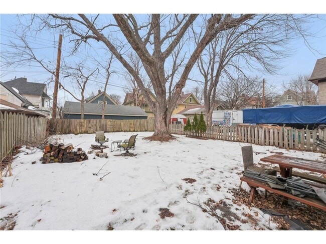 Building Photo - 661 Surrey Ave E