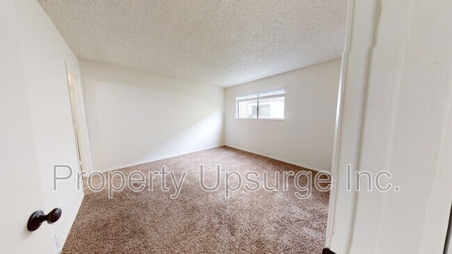 Building Photo - 905 Lakeside Dr