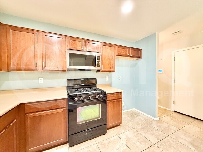Building Photo - 1032 E Daniella Dr