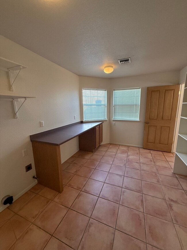 Building Photo - Beautiful 3 Bedroom/2.5 Bathroom Home Located off Roadrunner