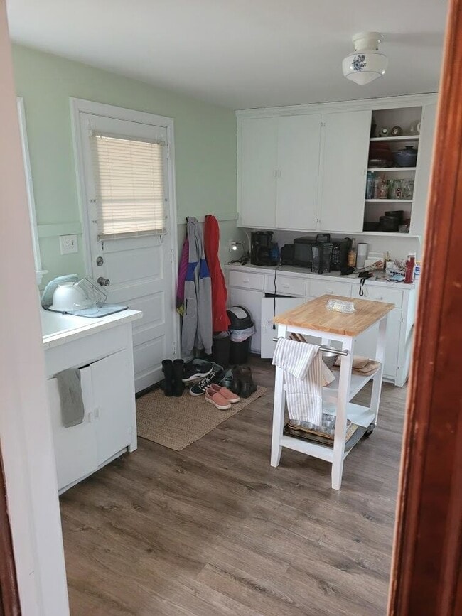 Building Photo - 1 Bedroom, 1 Bathroom Upper Duplex in Thir...