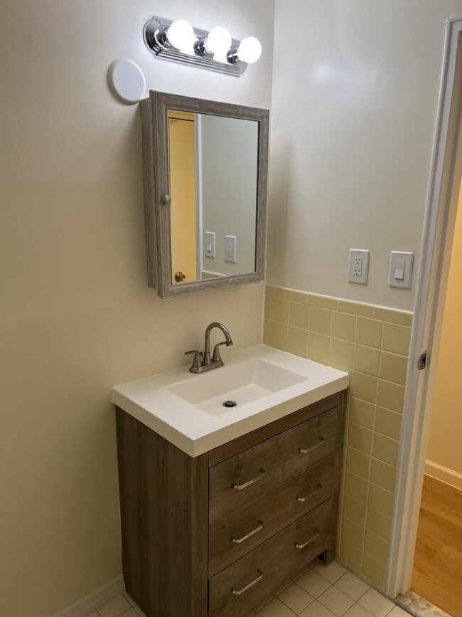 Building Photo - 9B Hemlock Dr