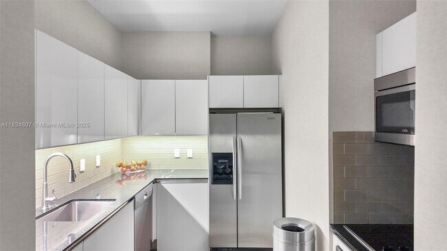 Building Photo - 1060 Brickell Ave