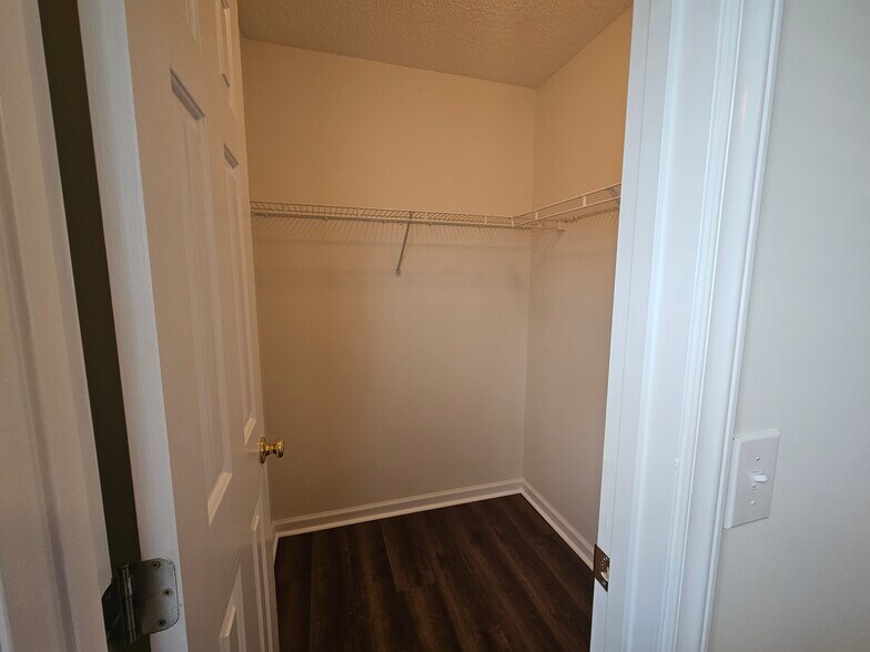 Building Photo - 1503 Flushing Dr