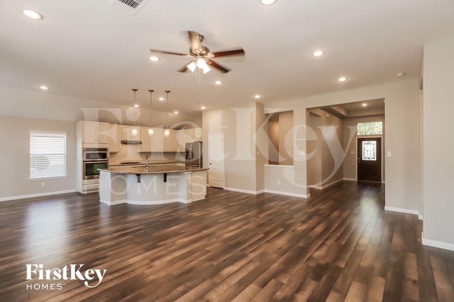 Building Photo - 6011 Little Grove Dr