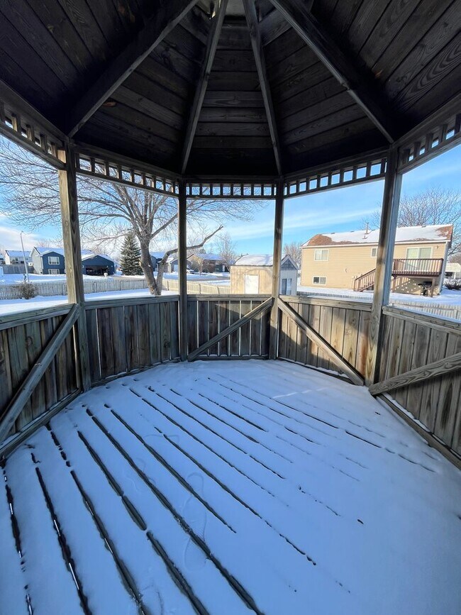 Building Photo - 5 Bed/2 Bath West Side Home!