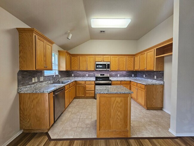 Building Photo - (3) Bed/(2) Bath In NE Norman Avail NOW!