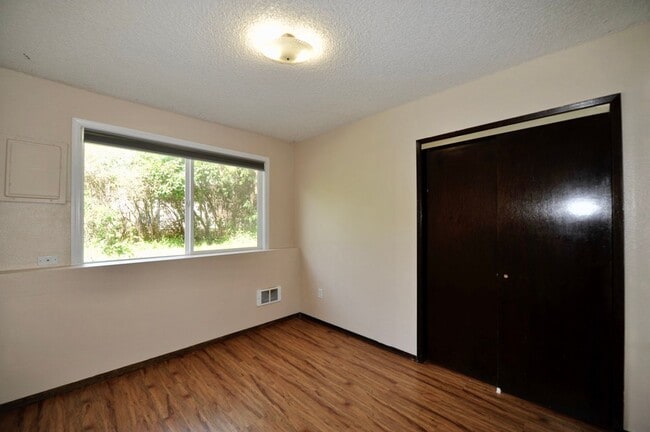 Building Photo - 2 bed 1 bath apartment (4plex building) lower unit