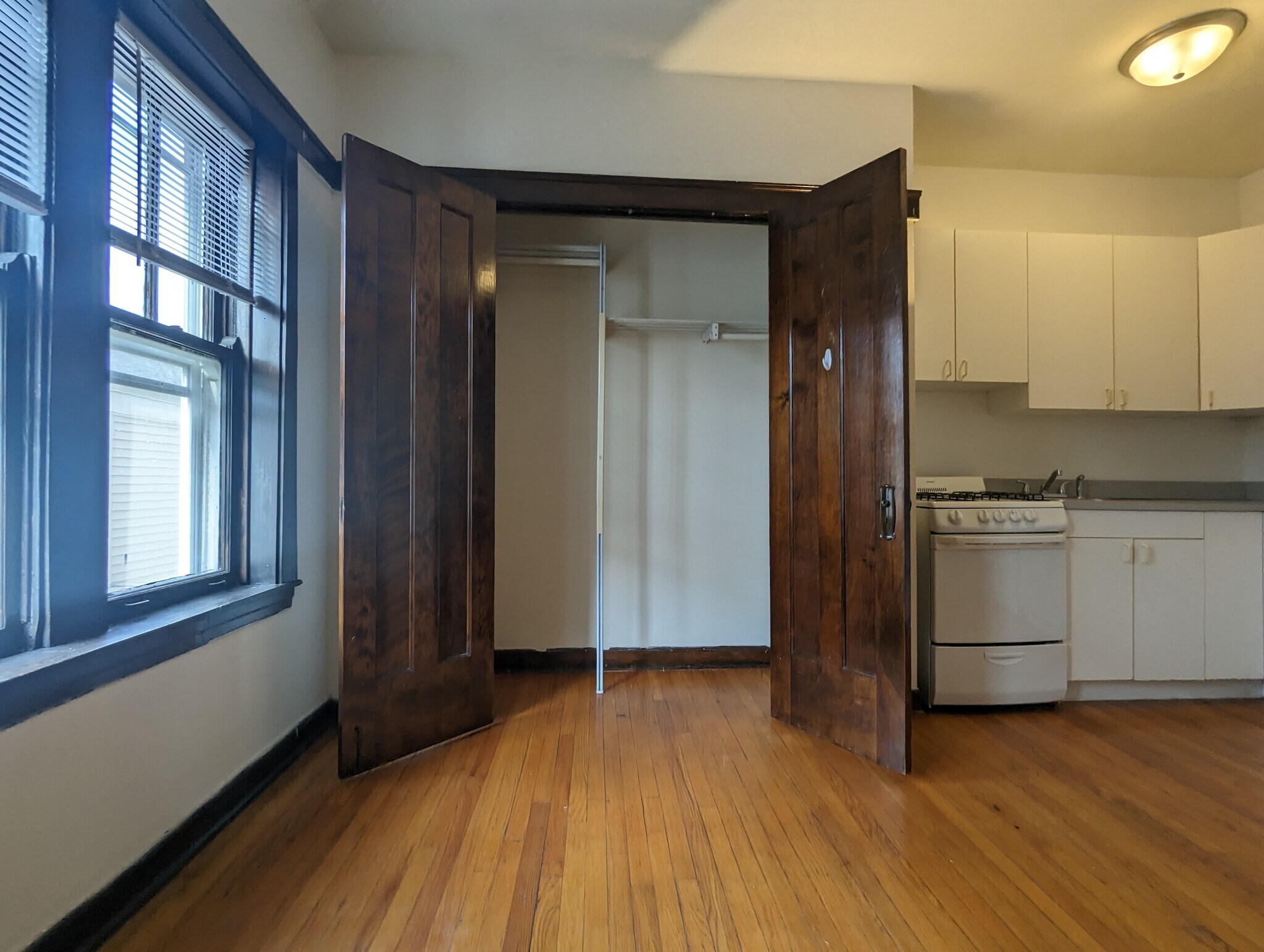 Building Photo - 812 W Waveland Ave