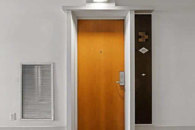 Building Photo - "Chic 1-Bedroom Retreat in Santana Row: 86...