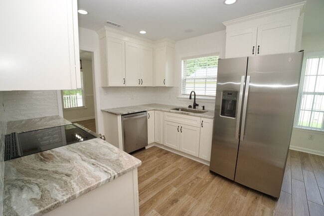 Building Photo - 210 Hayden Pl