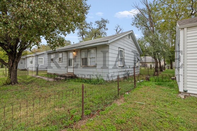 Primary Photo - 1422 S Meridian Ave