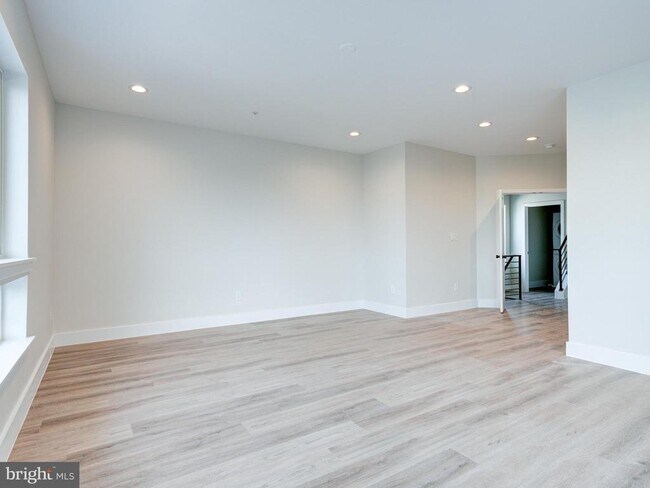 Building Photo - 632 Moyer St